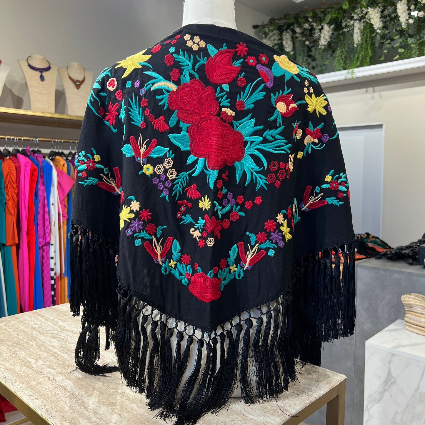 Mantón Cantiña negro con rojo