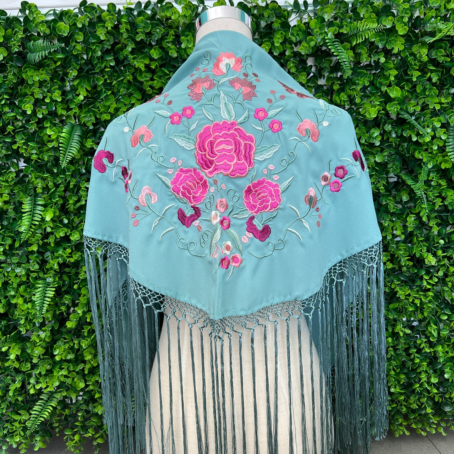 Mantón Tiento verde jabonoso con rosa