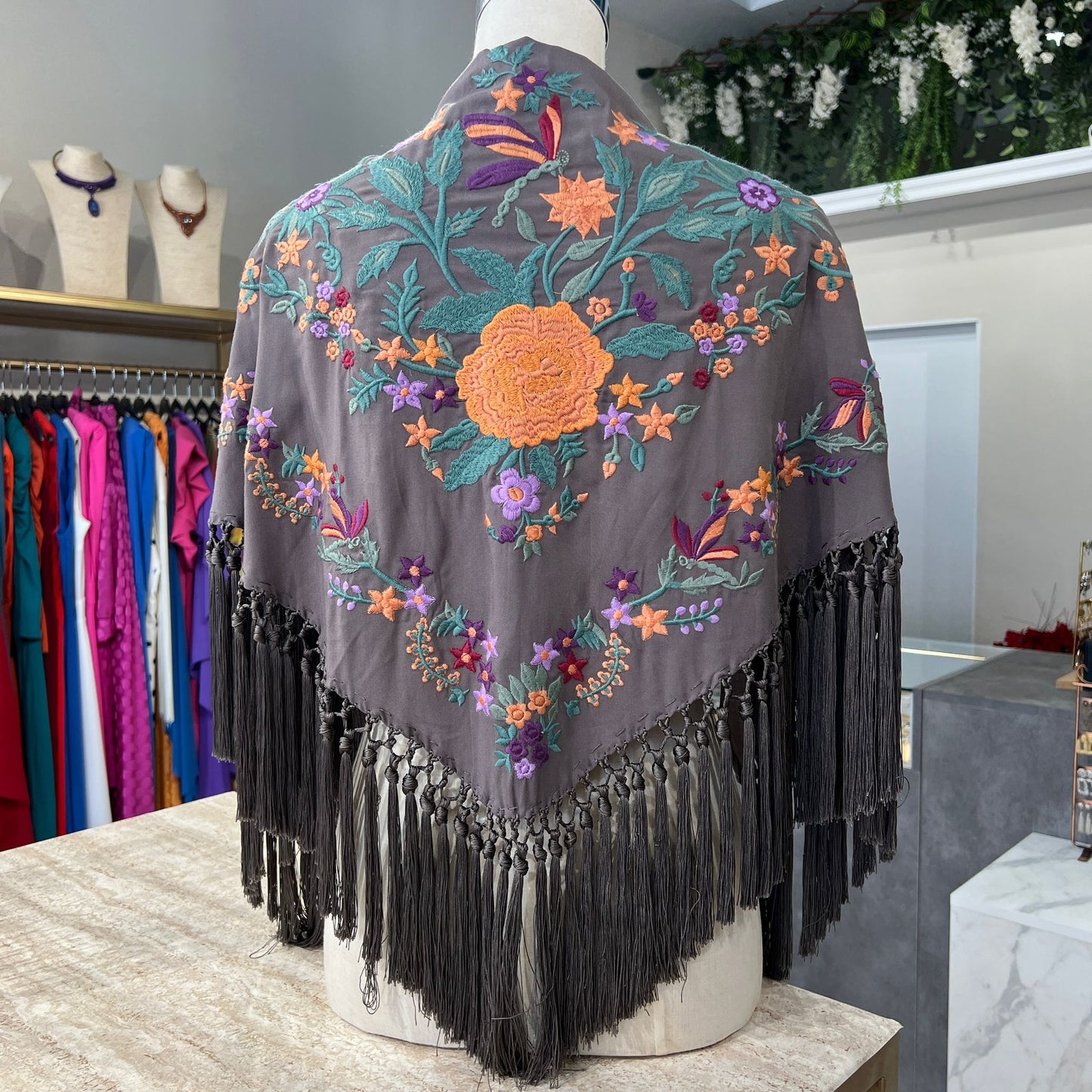 Mantón Zambra gris oscuro